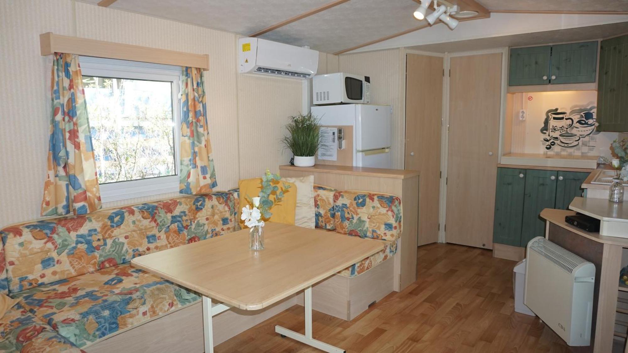 Chalets Met Buitenkeuken Op Camping Lei Suves - Joycasa Roquebrune-sur Argens Bilik gambar