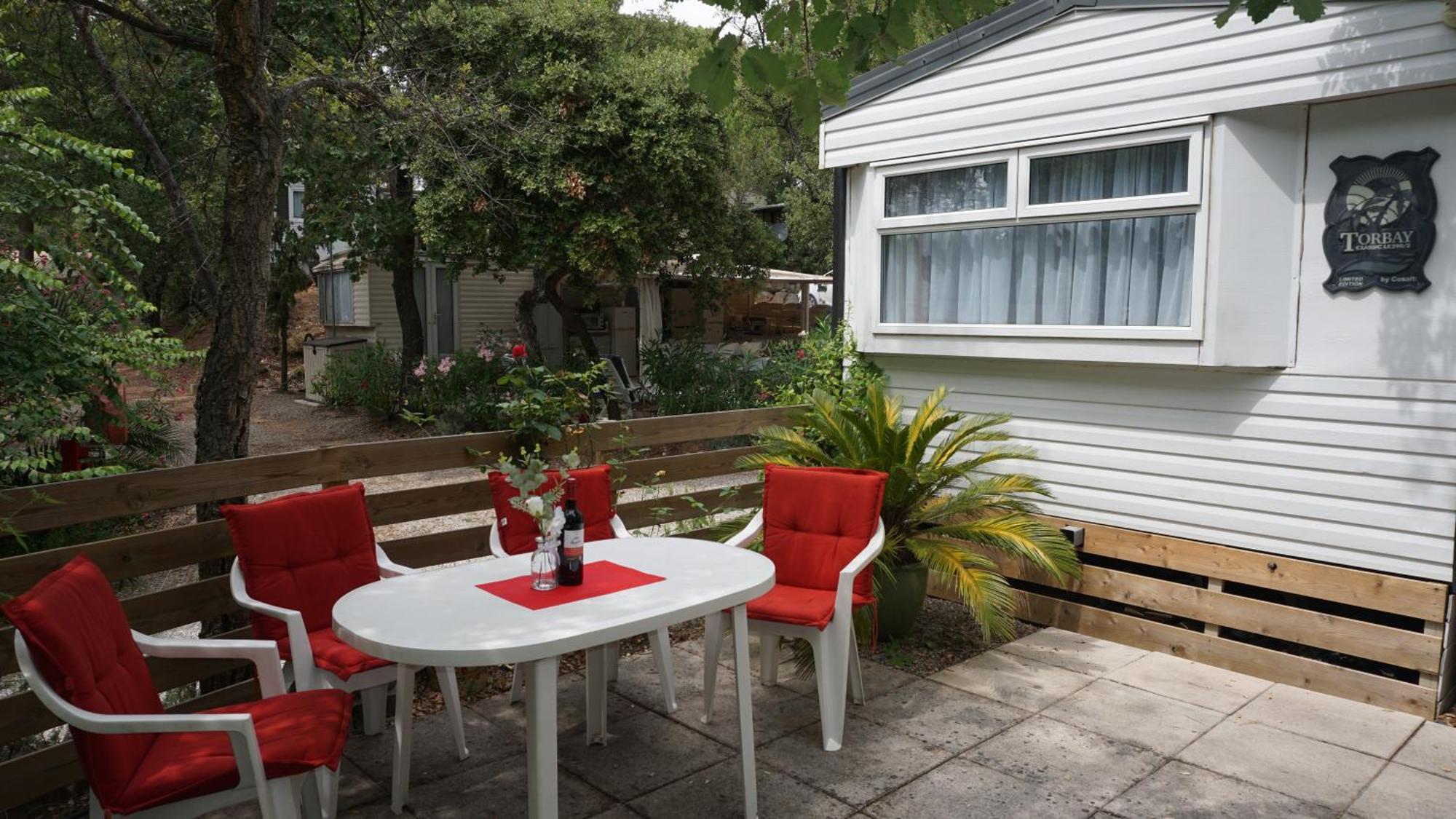 Chalets Met Buitenkeuken Op Camping Lei Suves - Joycasa Roquebrune-sur Argens Bilik gambar