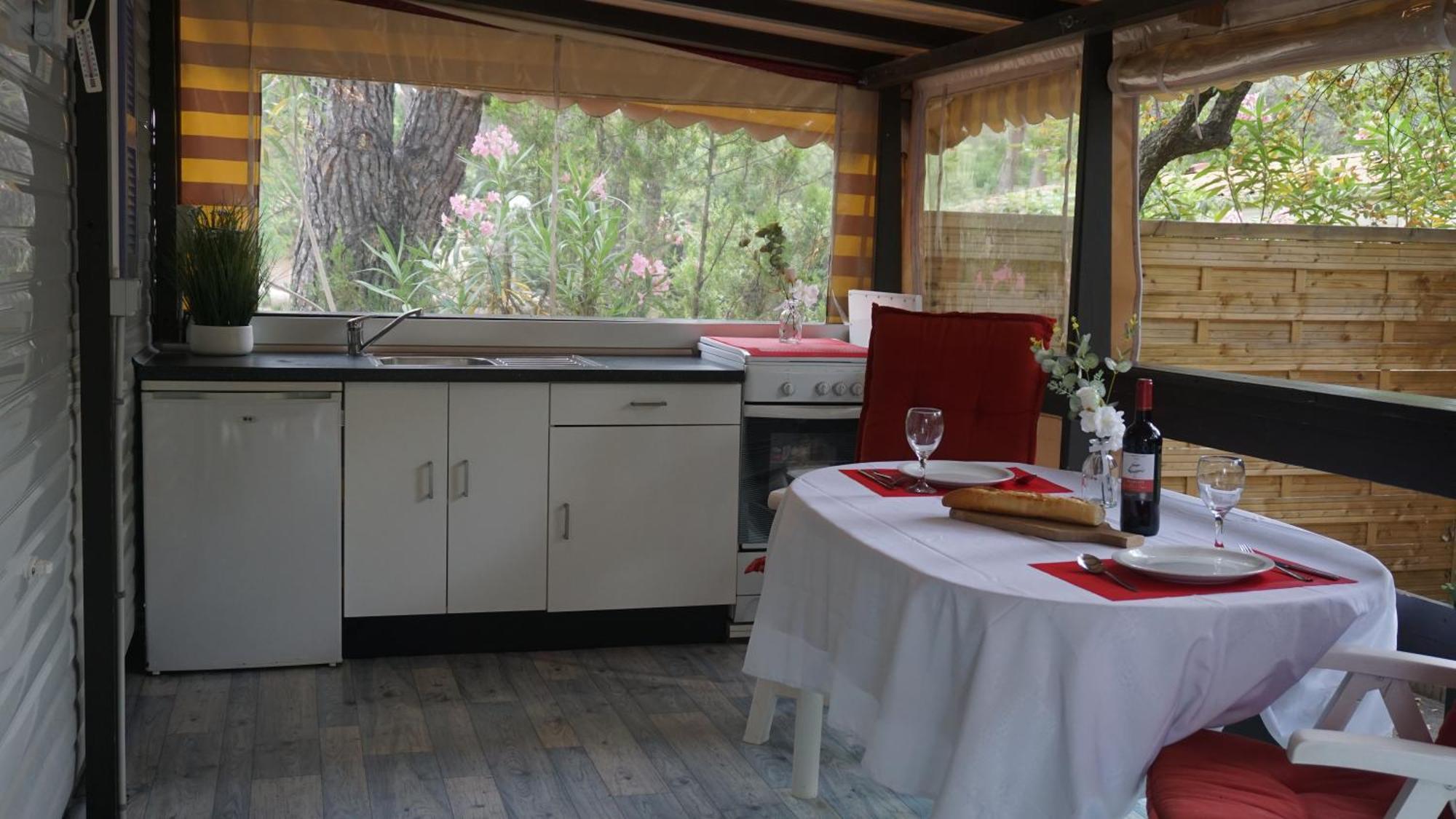 Chalets Met Buitenkeuken Op Camping Lei Suves - Joycasa Roquebrune-sur Argens Bilik gambar